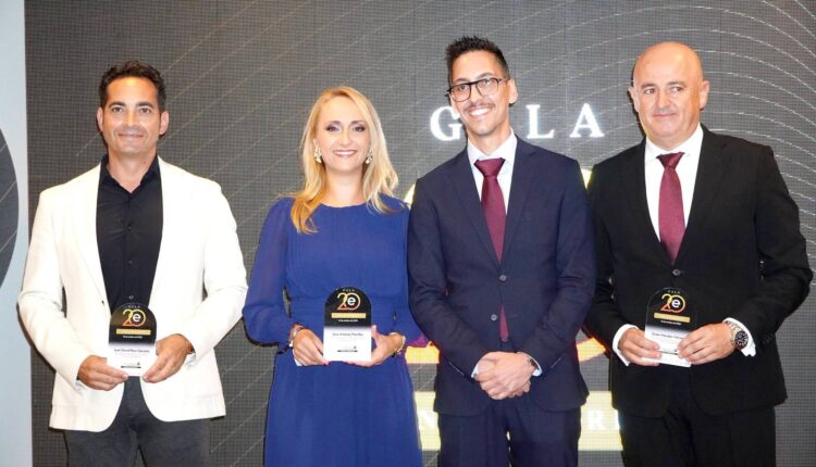 Cuatro galardonados posan con sus reconocimientos durante la gala del 20 aniversario de Guadalentín Emprende.