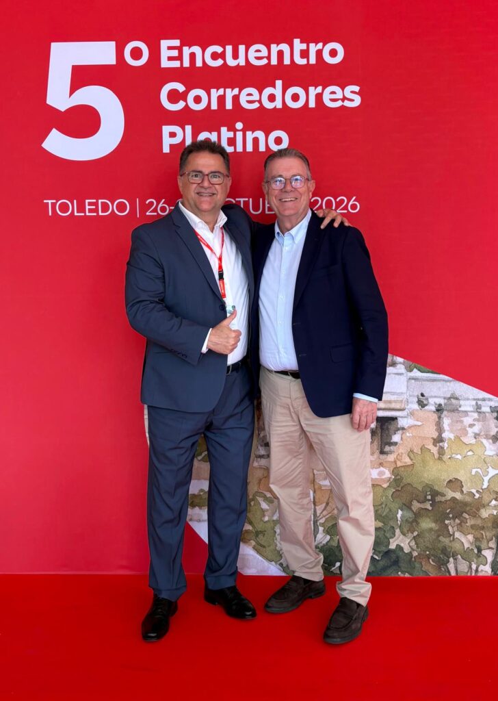 Dos asistentes posan ante el photocall del 5.º Encuentro Corredores Platino de MAPFRE en Toledo.