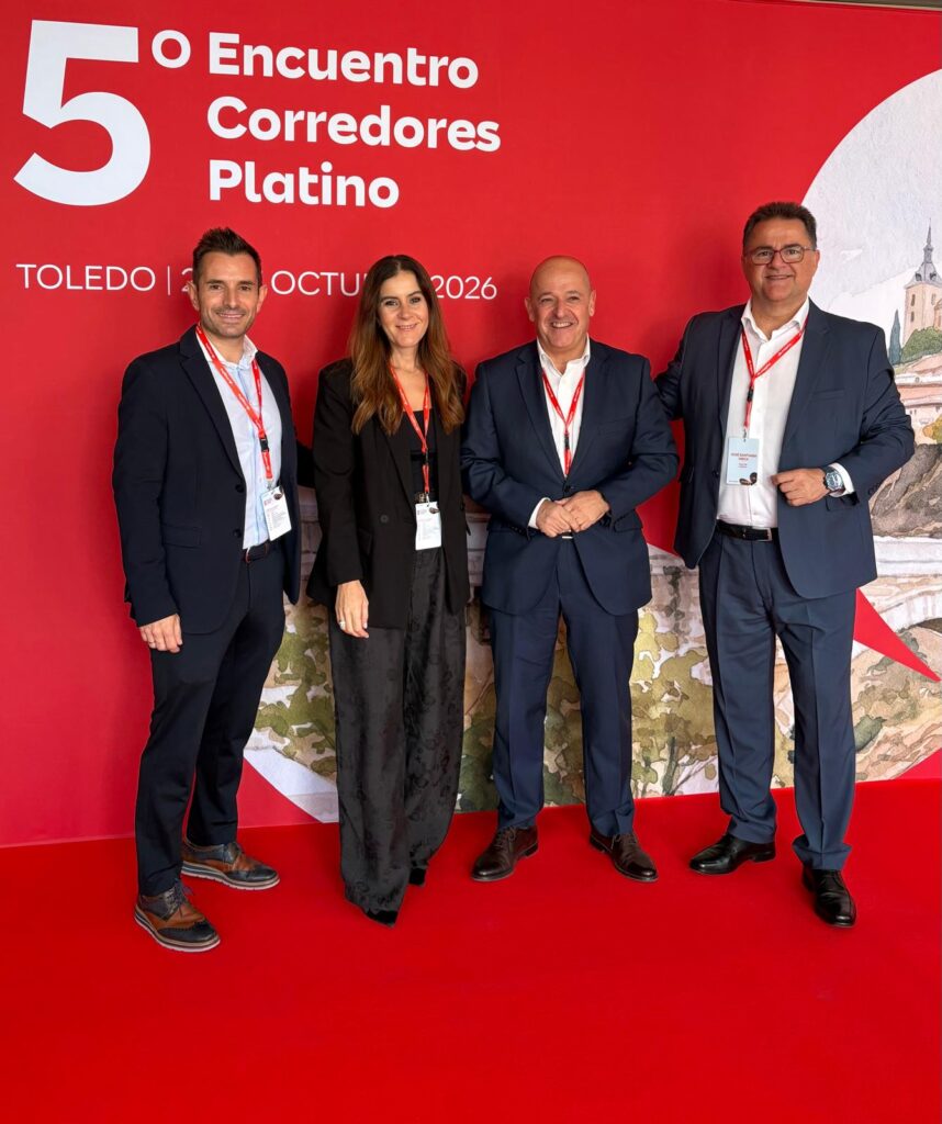 Representantes en la convención de corredores de MAPFRE celebrada en Toledo, ante el photocall del 5.º Encuentro Corredores Platino.