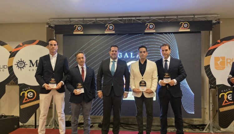 Cinco galardonados posan con sus reconocimientos en el escenario de la gala del 20 aniversario de Guadalentín Emprende.